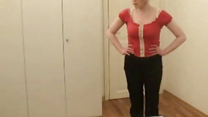 زن خانه دار بالغ یک زن و شوهر زن و شوهر گروهی را در آشپزخانه ارائه می دهد