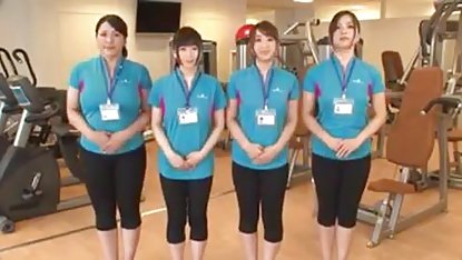 یک دختر جوان یک تلفن جدید با یک کار ضربه برای پدرش کار می کند