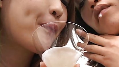 بلوند جوان پاهای گسترده اش را گسترش می دهد و اتومبیل جنسی او را می گیرد