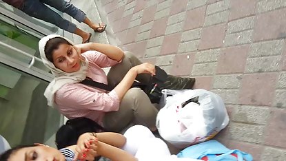 دوست دختر جوان به نوبت یک عضو دوست پسر خود را خشنود می کند
